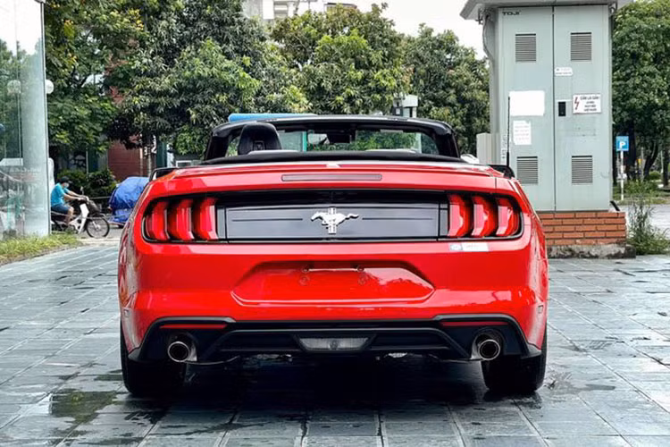 Theo giới thạo tin, giá xe Ford Mustang Convertible 2021 này có mức bán ra trên 3 tỷ đồng tại đâij lý nhập khẩu ôtô tư nhân ở Việt Nam, chưa gồm các chi phí lăn bánh.