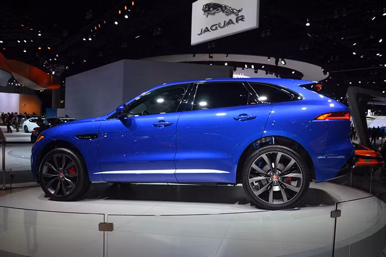 Ở mức khởi điểm, F-Pace có giá 40.900 USD (khoảng hơn 800 triệu đồng), công suất 178 mã lực từ động cơ diesel Ingenium dung tích 2L. Trong khi mẫu F-Pace 35t sẽ có giá thấp nhất 42.390 USD được sử dụng động cơ V6 siêu nạp dung tích 3L sinh ra công suất 340 mã lực.