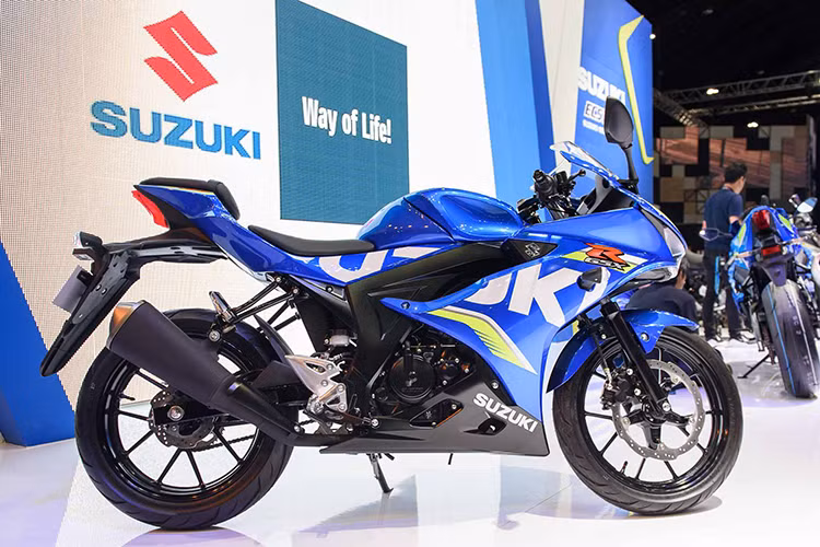 Với sự ra mắt của mẫu xe sportbike cỡ nhỏ GSX-R150, đây là lần đầu tiên sau hơn 30 năm dòng sportbike GSX-R đã có một phiên bản phân khối nhỏ như vậy (chưa kể đến GSX-R125). Với phiên bản GSX-R150, Suzuki hướng phân khúc này tới những biker trẻ tuổi và cộng đồng những người yêu môtô tại các nước đang phát triển.