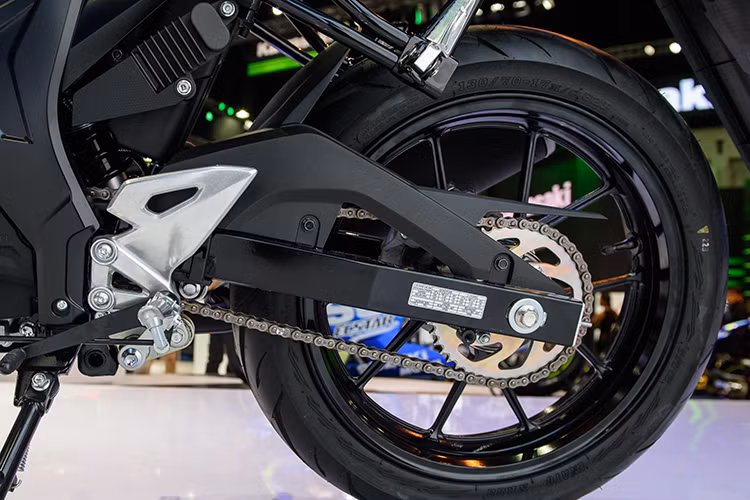 Chưa hết, theo hãng xe máy Suzuki cho biết - GSX-R150 mới sở hữu trọng lượng chỉ 131 kg. Nhờ đó, Suzuki GSX-R150 có tỷ số công suất/trọng lượng tốt nhất phân phúc môtô thể thao 150cc, hơn cả hai đối thủ đồng hương Yamaha R15 và Honda CBR150R. Hệ thống ống xả của xe được thiết kế cao, hai lỗ xả đạt chuẩn khí thải.