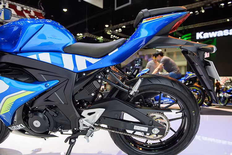 Trên mẫu xe này, Suzuki trang bị cho nó hệ thống khóa thông minh Smart Key với khả năng khởi động khi người lái chỉ cần cầm theo chìa và núm vặn khá giống một số mẫu xe ga của Honda hiện nay. Bảng đồng hồ điện tử của xe hoàn toàn với đầy đủ các chức năng, trong đó có cả tính năng thiết đặt báo số vòng tua máy tối đa theo ý người dùng.