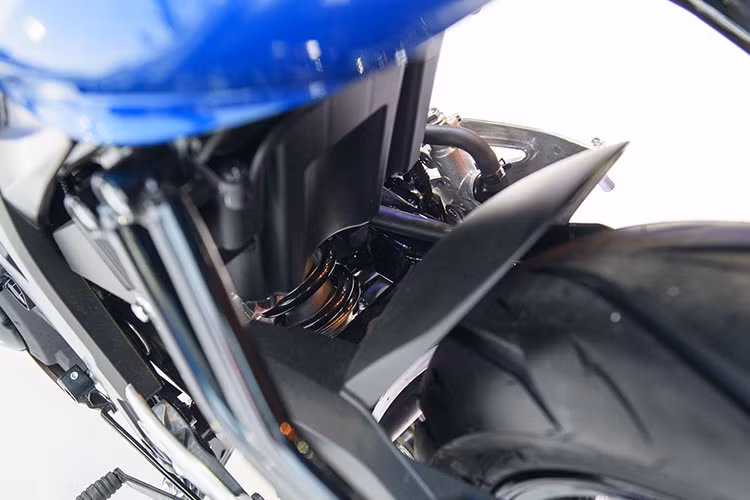 GSX-R150 được trang bị phuộc dạng ống lồng phía trước, cùng với mâm đúc có thiết kế dạng 5 cánh chữ Y đẹp mắt và lốp trước 90/80/17. Phiên bản GSX-R150 bán tại Thái Lan sẽ không được trang bị sẵn phanh ABS như GSX-R125 tại châu Âu. Phuộc sau dạng đơn, đi kèm bánh sau của xe có lốp bản 130/70/17 phanh đĩa sau dạng đơn.