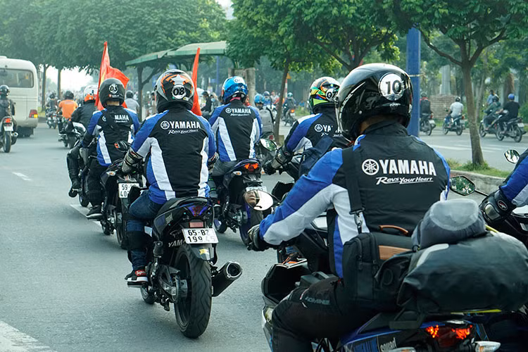 Dù đã đi nhiều tour, nhiều cung đường khác nhau, nhưng quy tắc chạy xe an toàn theo đoàn vẫn là điều bắt buộc phải học với các thành viên. Ngay từ đầu hành trình từ TP HCM - Đà Lạt, các thành viên đã tuân thủ đúng luật lệ an toàn giao thông và hoàn thành khá tốt việc xử lý xe.