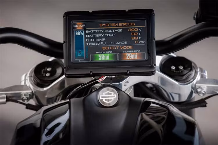 Điểm đặc biệt trên mẫu môtô điện nhà Harley-Davidson là hai gương hậu được đặt dưới tay lái và tích hợp luôn đèn báo rẽ, toàn bộ hệ thống đèn trên xe sử dụng công nghệ bóng LED giúp tiết kiệm điện năng và cho hiệu quả chiếu sáng cao hơn.