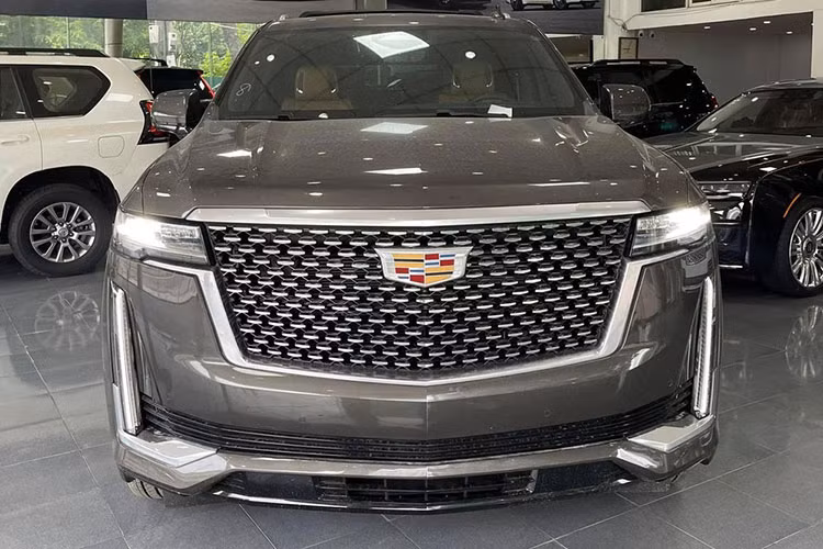 Những điểm mới được bắt gặp trên Cadillac Escalade thế hệ mới là bộ đèn pha LED thiết kế lại sử dụng 2 bóng cỡ lớn với điểm nhấn là tích hợp đèn xi-nhan và phía dưới cùng là dải đèn LED cá tính dựng dọc. Khác với kiểu lưới tản nhiệt thanh ngang được mạ crôm bóng loáng, thế hệ thứ 5 của dòng xe này có thiết kế ma trận đẹp mắt.
