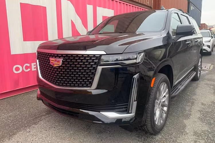 Với dung tích động cơ lên đến 6.2L, chiếc Cadillac 2021 này chịu khá nhiều thuế TTĐB khi được đưa về nước. Cụ thể là Thuế Suất lên đến 150% áp dụng cho xe có dung tích xi lanh trên 6.000 cm3. Mức giá xe Cadillac Escalade 2021 máy dầu hiện được các đại lý tư nhân tại Việt Nam chào bán không dưới 9,5 tỷ đồng.