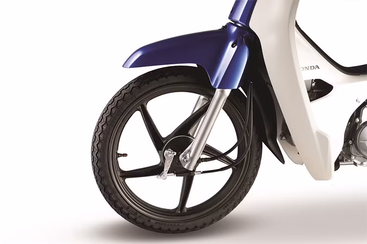 Về sức mạnh, Honda Dream EX5 2021 vẫn sở hữu khối động cơ 110cc làm mát bằng gió. Nó cho ra công suất tối đa 8.54 mã lực ở tua máy 7,500 vòng/phút và mô men xoắn cực đại 8,62 Nm tại 5.500 vòng tua/phút.