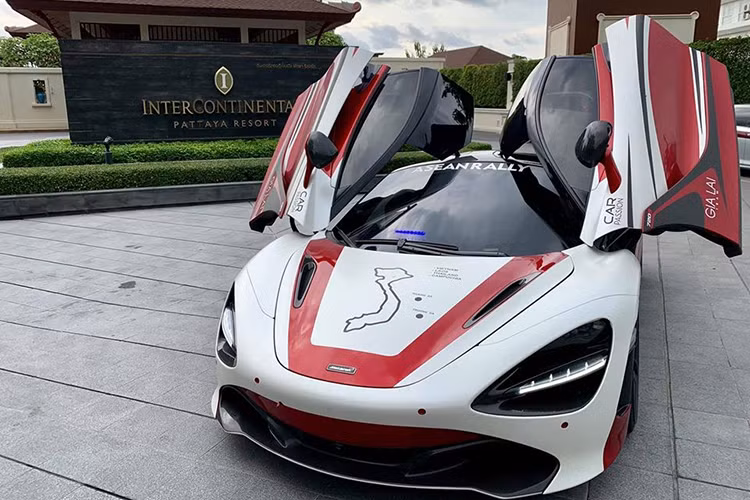 Siêu xe Mclaren 720S chỉ sử dụng khối động cơ V8, tăng áp kép, dung tích 4.0 lít nhưng tạo ra công suất tối đa lên đến 720 mã lực tại vòng tua máy 7.000 vòng/phút và mô-men xoắn cực đại 770 Nm tại vòng tua máy 5.500 vòng/phút. Động cơ kết hợp với hộp số SSG ly hợp kép 7 cấp, có thể tăng tốc từ vị trí xuất phát lên 100 km/h chỉ trong thời gian 2,9 giây và giảm tốc từ 100-0 km/h trong 2,8 giây. Vận tốc tối đa là 341 km/h.