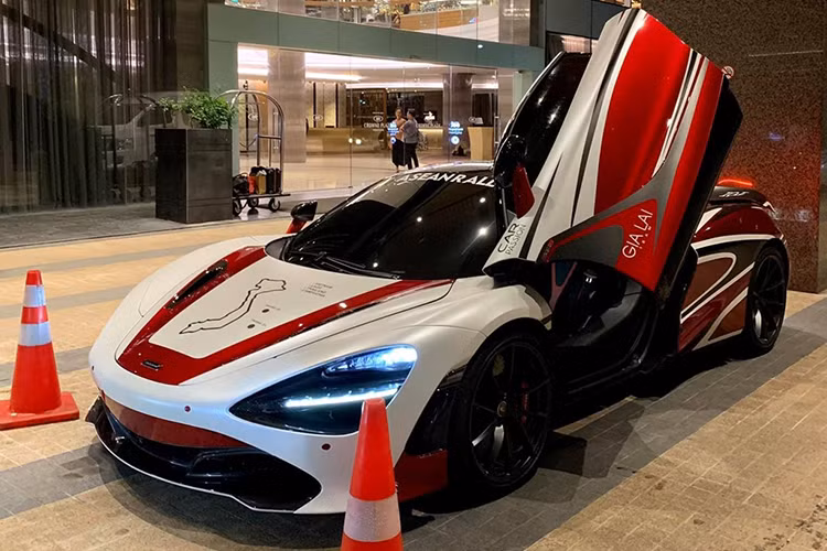 Trên nắp capô của xe có một tấm nền màu trắng bằng đề-can cỡ lớn và có in cả bản đồ hình chữ S của đất nước Việt Nam. Bên cạnh đó là những nước Đông Nam Á mà siêu xe McLaren 720S đi tiền trạm này sẽ chạy qua. Tấm kính chắn gió phía sau xe còn có logo Đông Nam Á Rally 2020 và hình ảnh Quốc kỳ của 4 nước Đông Nam Á mà đoàn Car Passion sẽ phải chinh phục.