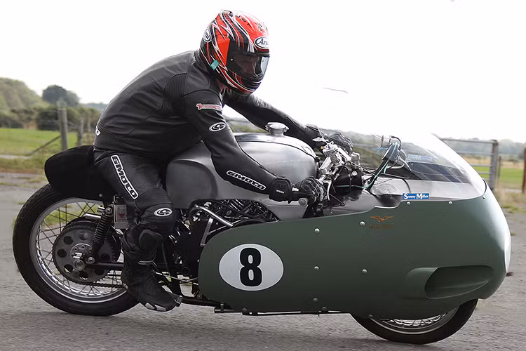 Sở hữu động cơ DOHC V8 dung tích 500 cc, Moto Guzzi V8 có thể đạt tốc độ tối đa là 285km/h.