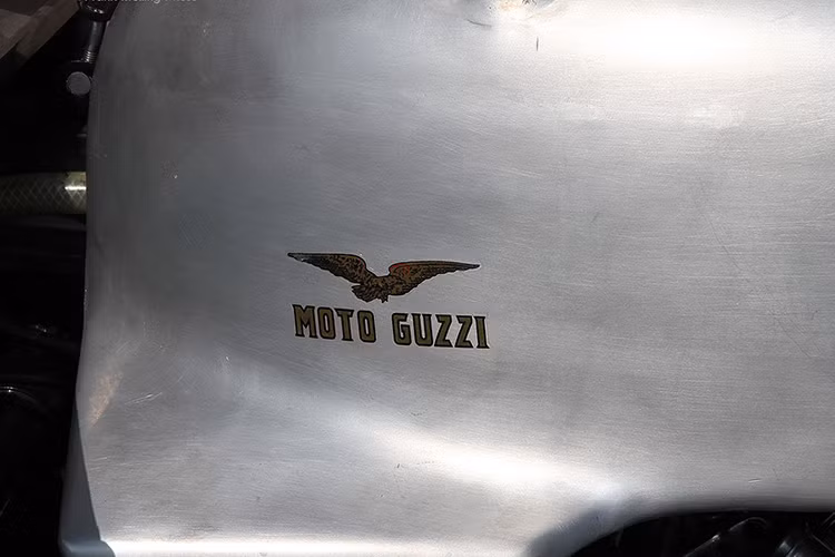 Bình xăng của xe với logo Moto Guzzi có dung tích lớn được trang bị bằng loại hợp kim nhôm giúp xe nhẹ hơn để đua.