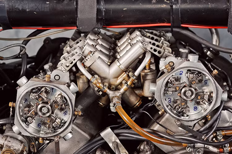 Mặc dù được thiết kế khá cồng kềnh, nhưng Moto Guzzi V8 có trọng lượng chỉ 135kg.