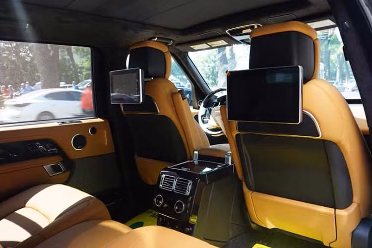 Động cơ V8, dung tích 5.0 lít trên Range Rover Autobiography LWB 2018 vẫn kết hợp với hộp số tự động 8 cấp và hệ dẫn động 4 bánh như phiên bản sử dụng "trái tim" V6, dung tích 3.0 lít. Tuy nhiên, chiếc SUV hạng sang đang được chào bán 14 tỷ đồng có khả năng tăng tốc từ vị trí xuất phát lên 100 km/h chỉ trong thời gian 5,5 giây, nhanh hơn con số 7,4 giây của phiên bản đang được phân phối chính hãng. Tốc độ tối đa 225 km/h.