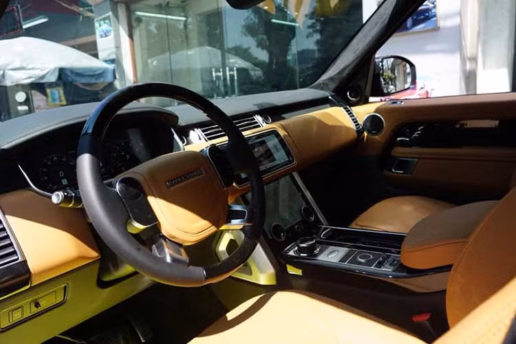Trong khi đó, chiếc Range Rover Autobiography LWB 2018 chính hãng tại Việt Nam chỉ sử dụng động cơ V6, dung tích 3.0 lít, Supercharged.
