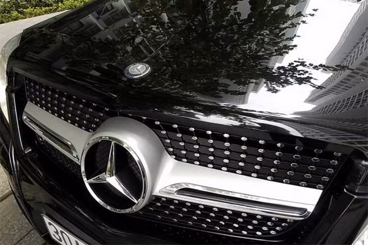 Về mặt thiết kế, Mercedes-Benz GLK đời đầu tại Việt Nam sở hữu thiết kế vuông vức, kế thừa vẻ mạnh mẽ của dòng GL-Class sang trọng cùng đời. Đầu xe nổi bật lưới tản nhiệt 3 thanh ngang làm từ kim loại mạ chrome, chính giữa gắn logo ngôi sao ba cánh lớn.