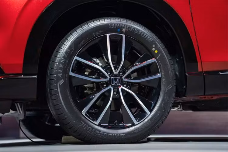 Phiên bản RS tại Thái Lan vẫn sở hữu bộ bodykit đen bóng đặc trưng với cản trước nhô ra và ốp cản sau, trang trí với các dải chrome và họa tiết màu đỏ ở phần đầu xe. Biến thể cao cấp này được trang bị đèn pha LED projector ma trận mới với công nghệ chủ động điều chỉnh góc chiếu, cùng đèn hậu tối màu. 