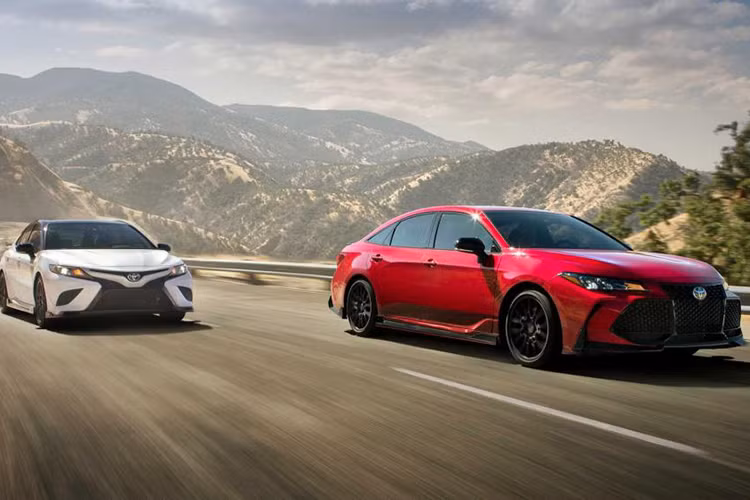 Sau những hình ảnh rò rỉ được đăng lên mạng xã hội cách đây không lâu, cặp đôi Toyota Camry và Avalon TRD 2019 đã chính thức ra mắt trước thềm triển lãm Ô tô Los Angeles 2018 diễn ra vào cuối tháng này.