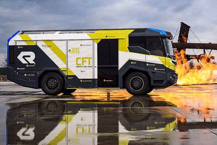 Một lợi ích khác của mẫu concept này là tính biến hóa cao của nó – vai trò và tính năng của xe có thể dễ dàng thay đổi và thích nghi. Ví dụ, phần phía sau của xe có thể lắp đặt trong vai một xe cứu thương mini nhằm mang tới sự hỗ trợ y tế tại hiện trường, trước khi xe cứu thương thật tới.