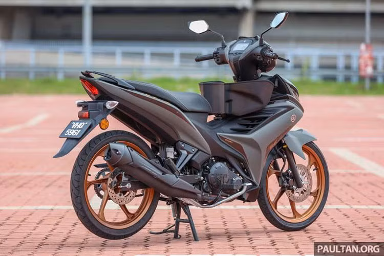 Mới đây, Yamaha Malaysia vừa ra mắt Yamaha Exciter 135 hoàn toàn mới với thiết kế của Exciter 150 cùng động cơ được nâng cấp phun xăng điện tử Fi. Xe có tên gọi là khác Yamaha 135LC Fi 2022 mới. 