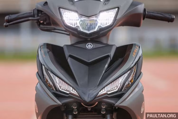 Về ngoại hình, mẫu Yamaha Exciter 135 tại Malaysia rất khác biệt so với mẫu Exciter 135 từng được bán ra tại Việt Nam. Tổng thể xe vẫn mang kiểu dáng thể thao, gọn nhẹ, nhưng các chi tiết như mặt nạ, đèn pha, đèn định vị và đuôi xe đều rất khác.