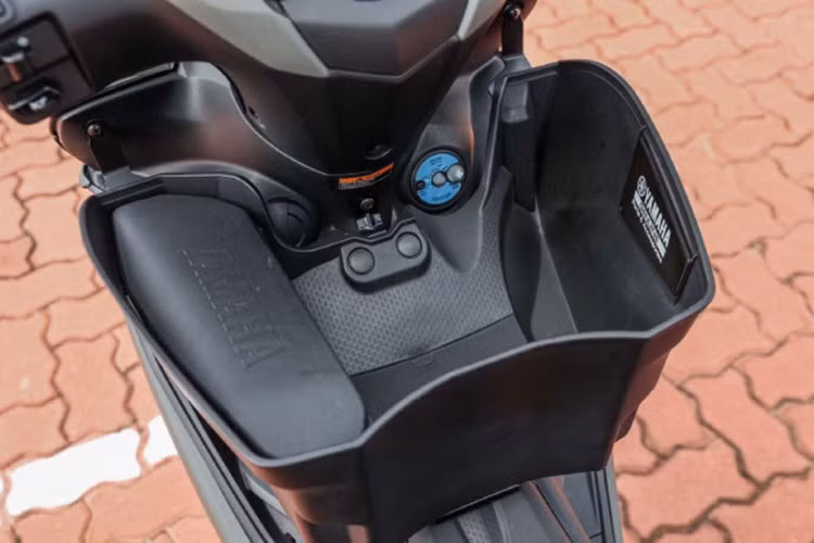 Về mặt trang bị, Yamaha Exciter 135 Fi cũng sở hữu nhiều trang bị hiện đại như hệ thống chiếu sáng LED, đồng hồ kỹ thuật số hoàn toàn, phanh đĩa ở cả trước và sau.