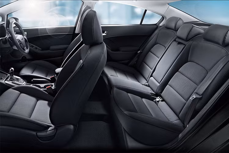 Xe sử dụng hộp số tự động 6 cấp hoặc hộp số sàn 6 cấp tùy theo phiên bản. Mức tiêu thụ nhiên liệu theo công bố của nhà sản xuất là 7,4 lít/100 km đối với bản số tự động, 7,6 lít/100 km với bản số sàn.