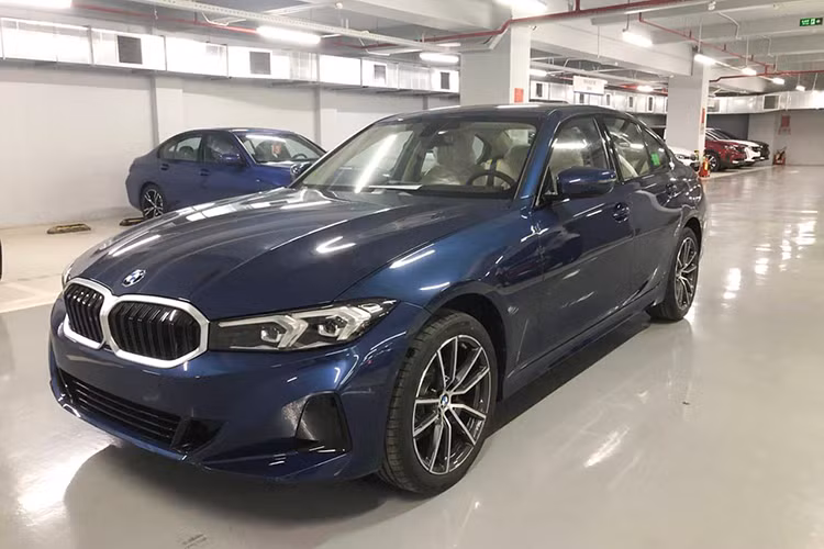 Mới đây, một chủ nhân của chiếc BMW 320i Sport Line LCI 2023 mới tại TP HCM đã rao bán xe ngay khi vừa nhận bàn giao từ đại lý. Dù chưa sử dụng và vẫn còn mới nguyên với lớp nilon nội thất chưa bóc hết nhưng khoản tiền lỗ đã lên tới gần 170 triệu đồng.