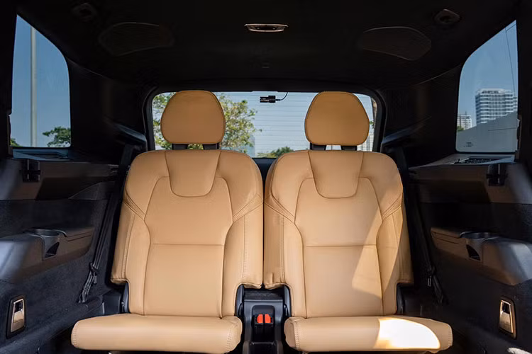 Hệ thống an toàn trên mẫu xe SUV Volvo XC90 đời 2021 vẫn giống với "tiền nhiệm" trước đây, bao gồm hệ thống hỗ trợ lái bán tự động Pilot Assist, kết hợp giữa kiểm soát hành trình thích ứng và hỗ trợ giữ làn đường.