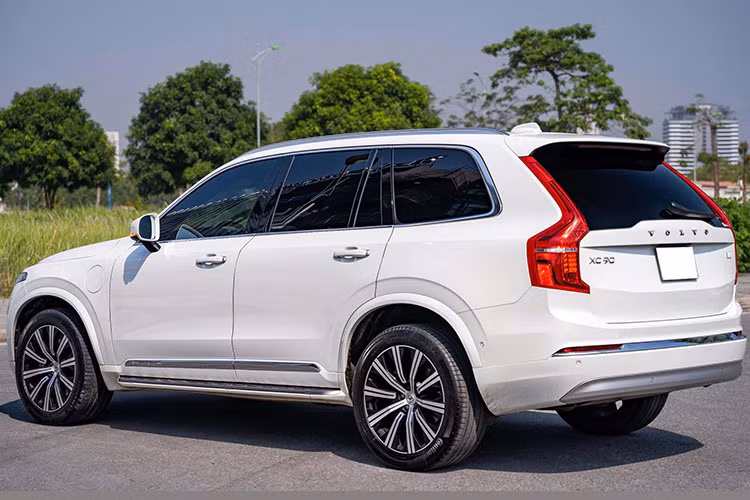 Ở thời điểm "đập hộp", mức giá xe Volvo XC90 2021 bản T8 Recharge có giá niêm yết là 4,599 tỷ đồng. Để trở thành chủ nhân hợp pháp cả chiếc xe, tổng số tiền mà người dùng ban đầu phải chi lên tới hơn 5 tỷ đồng.