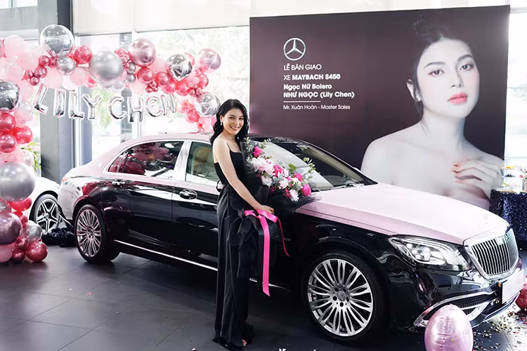 Mới đây nữ ca sĩ Lily Chen, được khán giả biết đến khi hoạt động ở nhiều vai trò như ca sĩ, diễn viên, người mẫu hay giải thưởng Á quân Tình bolero 2019 đã thu hút sự chú ý của cộng đồng mạng khi chia sẻ mới tậu một chiếc xe siêu sang Mercedes-Maybach S450 4Matic đời mới.