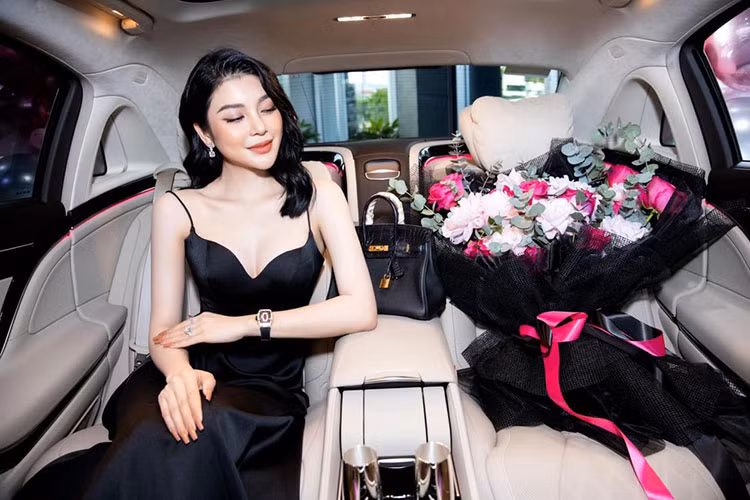 Chiếc xe siêu sang Mercedes-Maybach S450 4Matic của "ngọc nữ bolero" Lily Chen vẫn được trang bị động cơ xăng V6, tăng áp kép, dung tích 3.0 lít, sản sinh công suất tối đa lên đến 367 mã lực và mô-men xoắn cực đại 500 Nm.