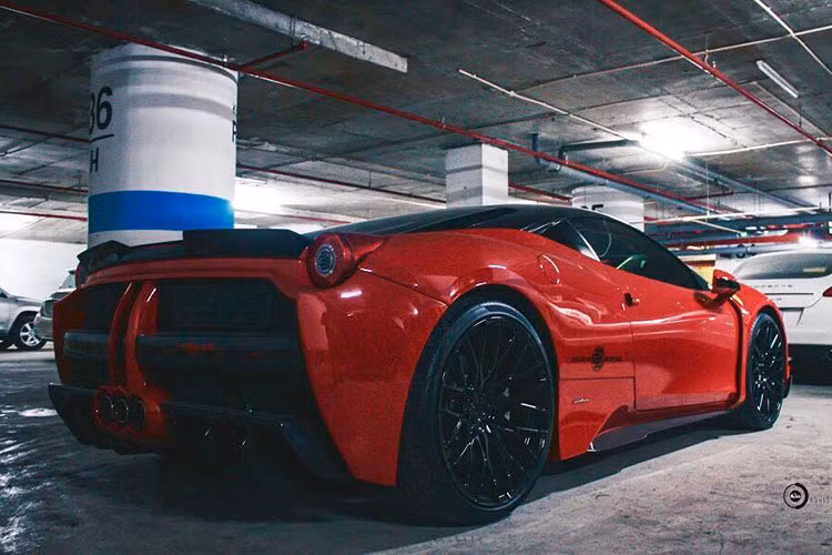 Những hình ảnh cập nhật mới nhất cho thấy chiếc siêu xe Ferrari 458 Italia độ Misha Designs xuất hiện tại một hầm đỗ xe tại khu đô thị nằm ở quận Thanh Xuân, Hà Nội. Như vậy, đây là chiếc siêu xe thứ 4 được chuyển "hộ khẩu" từ Nam ra Bắc, cả 3 chiếc trước đó đều từng thuộc sở hữu của Cường Đô la bao gồm Porsche 911 GT3 RS, Ferrari 488 GTB hay Lamborghini Aventador LP700-4 mui trần.