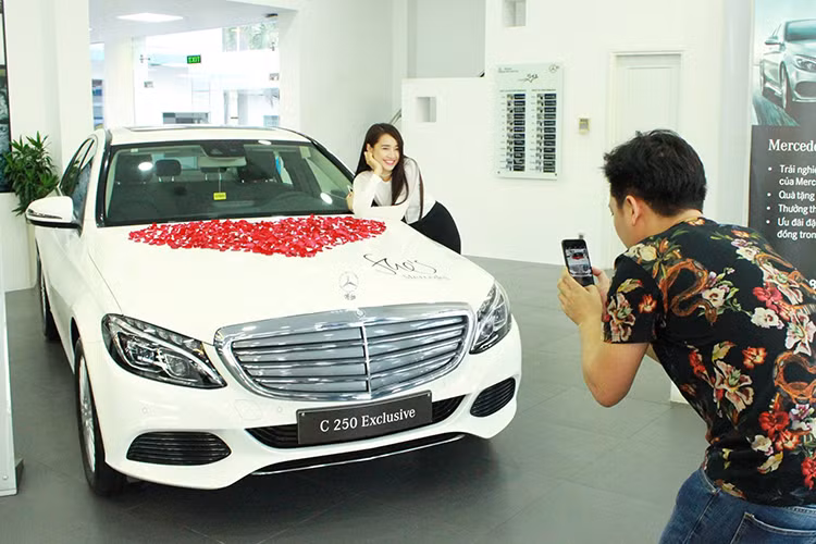 Mẫu sedan hạng sang tầm trung Mercedes-Benz C250 Exclusive có kích thước cơ bản gồm chiều dài tổng thể 4.686 mm, chiều rộng 1.810 mm, chiều cao 1.442 mm và chiều dài cơ sở 2.840 mm. So với phiên bản trước, Mercedes-Benz C250 Exclusive mới dài hơn gần 100 mm, rộng hơn 36 mm và đặc biệt chiều dài cơ sở tăng đến 80 mm.