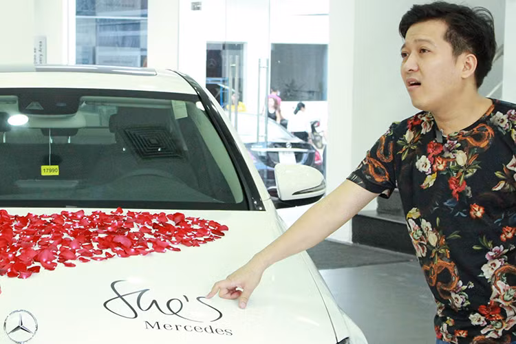Bên cạnh đó còn có hình ảnh 1 cặp bướm và dòng chữ She's như mang hàm ý đây là chiếc xe dành cho Nhã Phương. Ngoài Trường Giang và Nhã Phương, cô nàng siêu mẫu Việt Nam năm 2012, Nguyễn Phương Mai cũng từng tậu 1 chiếc Mercedes-Benz C250 Exclusive chính hãng vào cuối tháng 11/2016.