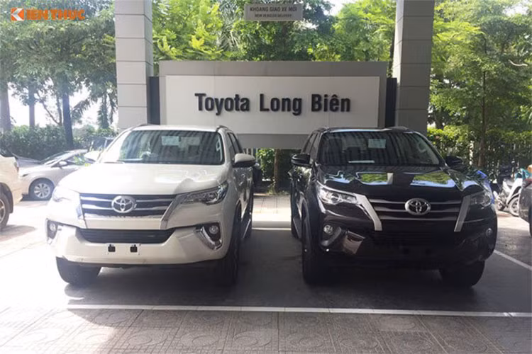 Sau 7 tháng vắng bóng, Toyota Fortuner đã quay trở lại top xe bán chạy tại Việt Nam và đứng vị trí thứ 5. Đây được xem là điều không hề lạ dành cho mẫu xe SUV được ưa chuộng nhất trên dải đất hình chữ S này. Cụ thể doanh số Fortuner trong tháng 8/2018 đạt 926 chiếc, 8 tháng đầu năm mẫu xe này bán ra thị trường 964 chiếc (do không có xe nhập về).
