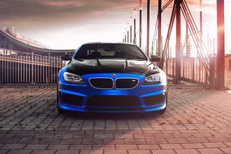 Gói body kit Mirr6r sở hữu nắp ca-pô bằng sợi các-bon không sơn, để lộ nguyên các đường vân các-bon tuyệt đẹp và được điểm xuyết bằng các lỗ thông gió hầm hố.