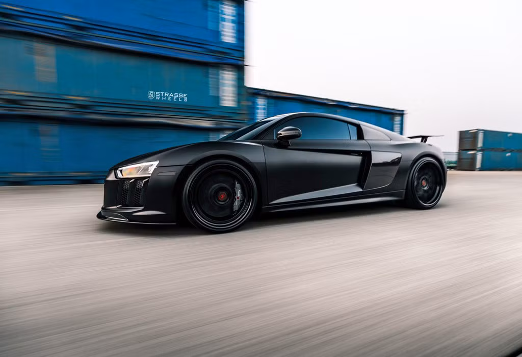 Giá xe Audi R8 V10 Plus phiên bản “chiến đấu cơ tàng hình” này không được công bố. Tuy nhiên, một chiếc R8 màu đỏ tương tự thuộc phiên bản giới hạn (44 chiếc) được bán với giá 228.800 USD tại Anh.