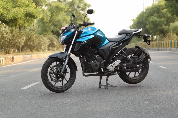 Trong tháng 3/2017, Yamaha đã bán được 3.584 chiếc FZ 25 tại Ấn Độ. Con số tương ứng trong tháng 4/2017 là 3.595 chiếc. Đến tháng 5, doanh số của Yamaha FZ 25 giảm xuống còn 2.299 chiếc. Trong tháng 6/2017, hãng Yamaha chỉ bán được 1.999 chiếc FZ 25. Doanh số của Yamaha FZ 25 giảm trong tháng 6 vừa qua là do chính sách thuế mới.