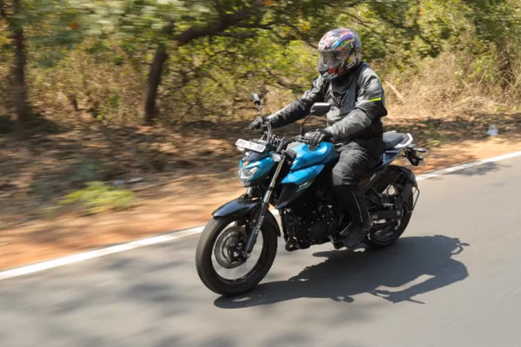 Nhìn chung, Yamaha FZ 25 vẫn giữ nguyên triết lý thiết kế như dòng FZ hiện tại. Tuy nhiên, những đường nét trên Yamaha FZ 25 trông "cơ bắp" hơn, đặc biệt là ở bình xăng và khu vực giữa xe. Nhắm đến đối tượng khách hàng là giới trẻ, trong độ tuổi từ 20-30, Yamaha FZ 25 có 3 tùy chọn màu sơn là đen, xanh dương và trắng.