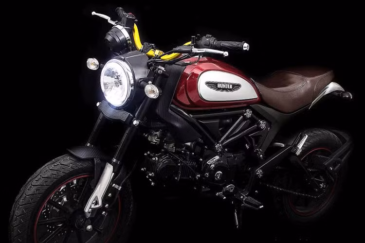 Khung của mẫu xe phiên bản "nhái" này có độ thoáng gầm tương đương với Ducati Scrambler Icon, trong khi yên ngồi phía sau của Hunter scrambler 125 cũng được “vay mượn” giống y hệt. Hệ thống phanh gồm bộ phanh đĩa cho cả hai bánh trước và sau với bộ mâm kích thước 14 inch.