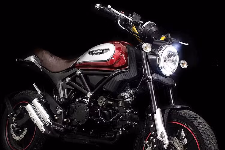 Chiếc xe máy Hunter scrambler 125 phiên bản mới của hãng Lifan, Trung Quốc đã bất ngờ được một doanh nghiệp môtô nhập khẩu tư nhân mang về Việt Nam sau hàng loạt những "lùm xùm" vào năm ngoái. Chiếc xe được cho là có kiểu dáng nhái Ducati Scrambler Icon giống y hệt.