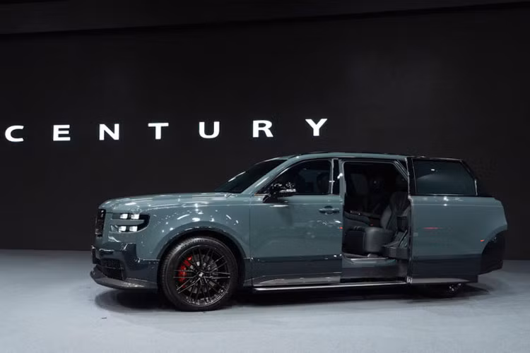 Toyota Century SUV 2024 hiện sử dụng hệ truyền động PHEV, bao gồm động cơ V6 3.5L kết hợp mô-tơ điện nằm ở trục sau và hệ dẫn động bốn bánh toàn thời gian, hộp số CVT. Hệ thống này cho công suất 406 mã lực, ngang ngửa sức mạnh của Lexus TX 550h+ nhưng vẫn thấp hơn động cơ V8 5.0L của bản sedan.