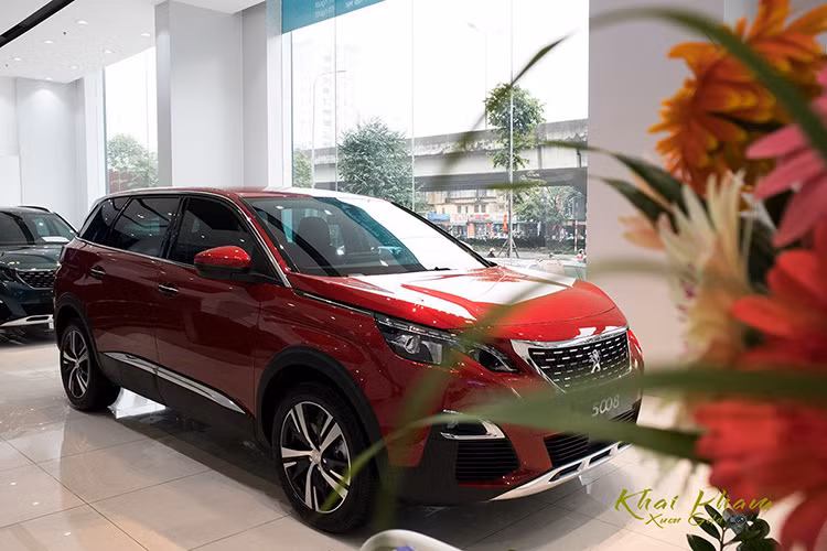 Được biết, giá xe Peugeot 5008 Active 2020 được niêm yết từ 1,199 tỷ đồng, bản cao cấp vẫn niêm yết giá 1,349 tỷ đồng tại thị trường Việt Nam. Đây được xem là đối thủ của Toyota Fortuner, Ford Everest, Hyundai Santa Fe... 