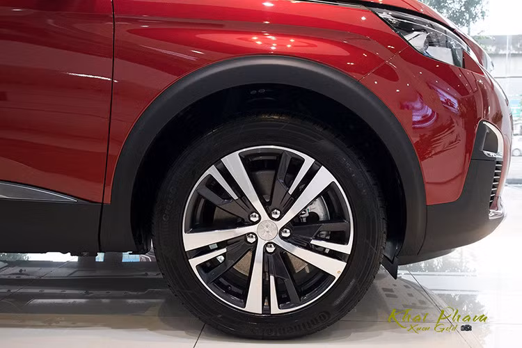 Bên phần thân, Peugeot 5008 Active mới được trang bị bộ la-zăng hợp kim 5 chấu dạng 3 nan với 2 màu cùng kích thước 18 inch tiêu chuẩn. Tuy nhiên, phiên bản mới của 5008 sẽ không còn giá nóc. 