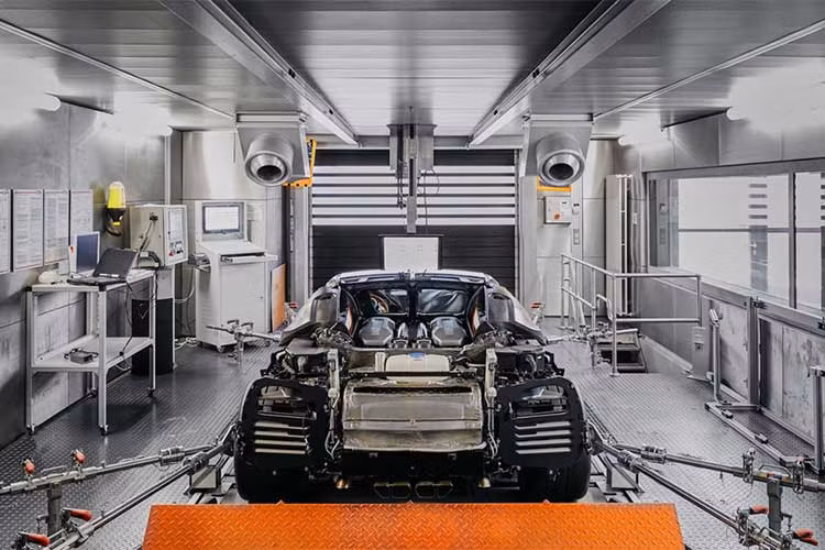 Không chỉ giúp Chiron đạt đến tốc độ 420 km/h, khối động cơ còn đủ sức cung cấp điện sinh hoạt cho cả một khu phố. Chiếc xe được buộc chặt vào hệ thống Dyno. Các kỹ thuật viên sẽ kiểm tra hệ thống truyền động, công suất của chiếc xe trong quãng đường khoảng 60 km và toàn bộ quá trình này mất từ 2 đến 3 giờ. 