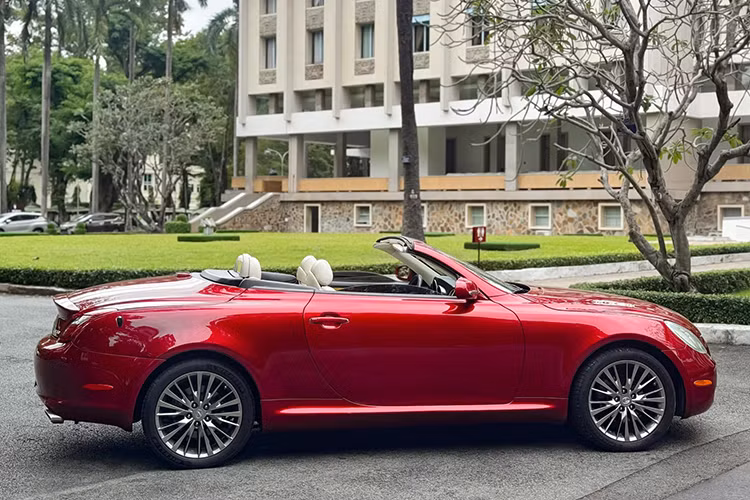 Dù đã trải qua hơn hai thập kỷ, Lexus SC430 vẫn duy trì vẻ đẹp sang trọng. Chiếc xe được rao bán sở hữu màu sơn đỏ bắt mắt. Các chi tiết kim loại trên lưới tản nhiệt, khu vực đèn sương mù và gương chiếu hậu vẫn sáng bóng, cho thấy xe được bảo quản cẩn thận. Xe sử dụng bộ mâm đa chấu đặc trưng của phiên bản 2006 khá đẹp mắt.