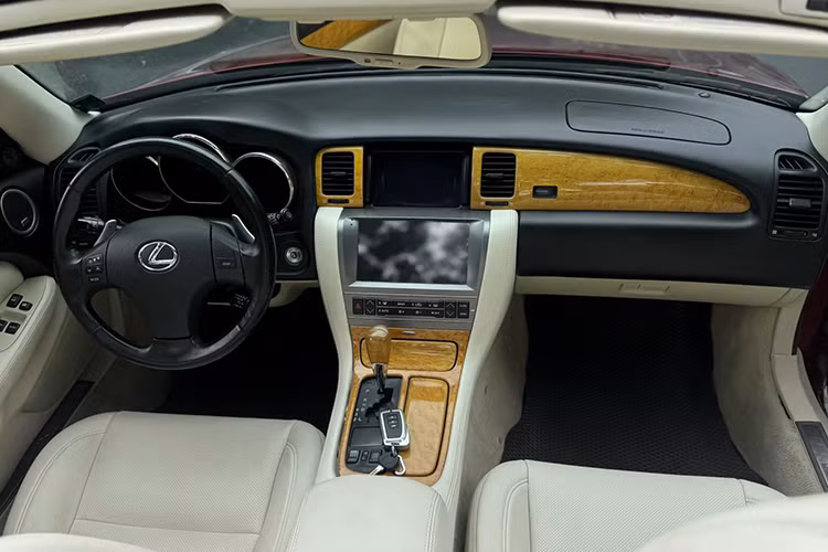 Bên trong cabin, nội thất Lexus SC430 2004 mui trần vẫn giữ nguyên bản với những chi tiết ốp gỗ sáng bóng. Tuy nhiên, một số chi tiết bọc da trên vô lăng và táp-lô đã có dấu hiệu xuống cấp – điều khó tránh khỏi đối với những chiếc xe đời sâu. Dù vậy, tổng thể không gian bên trong vẫn mang lại cảm giác sang trọng và cổ điển.