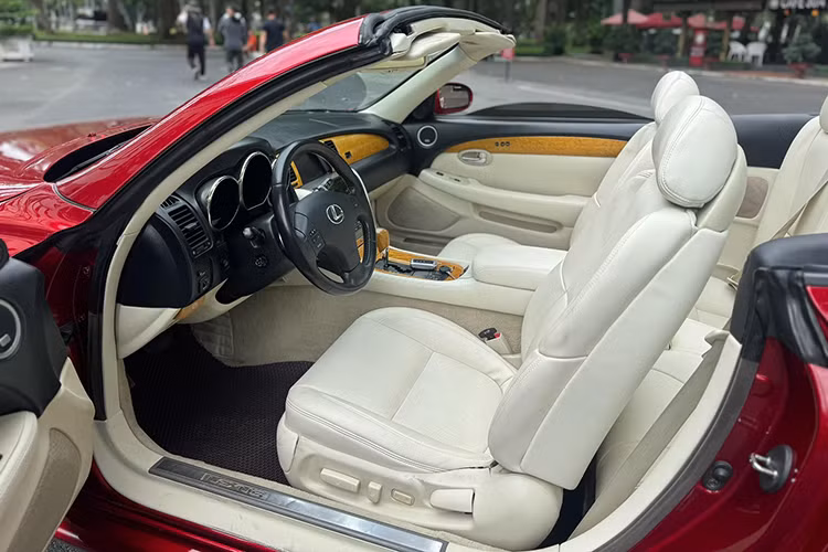 Dù ra mắt từ năm 2004, Lexus SC430 vẫn sở hữu nhiều trang bị đáng chú ý. Hàng ghế trước có thể chỉnh điện 10 hướng, tích hợp sưởi ấm và nhớ vị trí. Hệ thống giải trí đi kèm dàn âm thanh 9 loa cao cấp đến từ thương hiệu Mark Levinson, mang lại trải nghiệm âm thanh sống động cho người lái và hành khách.
