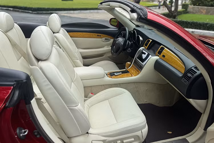 Lexus SC430 sử dụng động cơ V8, dung tích 4.3L, kết hợp với hộp số tự động 6 cấp Sequential-Shift, sản sinh công suất tối đa 288 mã lực và mô-men xoắn cực đại 430 Nm. Nhờ đó, chiếc coupe thể thao này có thể tăng tốc từ 0-100 km/h trong 5,8 giây - một con số ấn tượng đối với một mẫu xe hai cửa thời điểm đó.