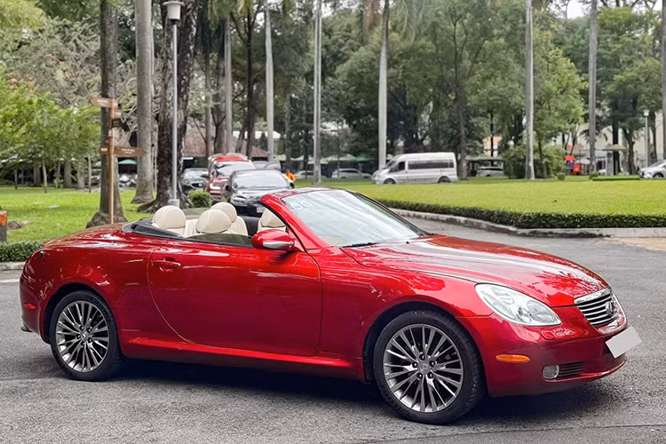 Mới đây, một chiếc Lexus SC430 đời 2004 xuất hiện trên thị trường xe cũ đã nhanh chóng gây chú ý. Chiếc xe này đã lăn bánh được 57.000 miles (khoảng hơn 91.000 km) nhưng vẫn giữ được diện mạo khá tốt. Hiện tại, số lượng Lexus SC430 tại Việt Nam chỉ đếm trên đầu ngón tay, nên đây được xem là chiếc xe hàng hiếm.